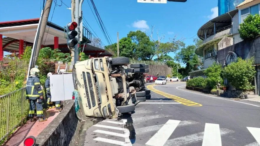 快訊/新北烏來水泥車翻覆！駕駛「壓在車頭內」傷重送醫不治