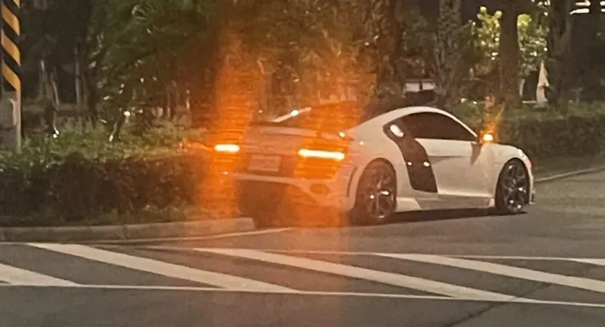 鋼鐵人座駕「R8」深夜炸街…下秒卡分隔島！住戶：「太好笑了有夠爽」