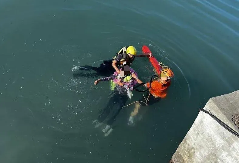 鐵馬騎士跳河救命！淡水阿伯釣魚失足墜河　血氧濃度過低緊急送醫