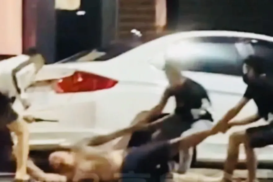 影/當街押人片！高雄債務糾紛凌晨街頭爆肢體衝突　警趕抵救人循線逮7嫌