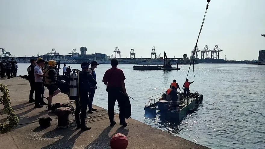快訊/死神拔河！高雄前鎮漁港汽車墜海　駕駛命危送醫搶救