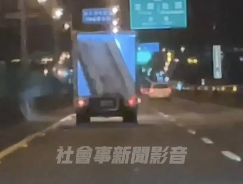 影/國5貨車危險上路！車廂門板未關風中擺盪　其他車輛紛紛閃避
