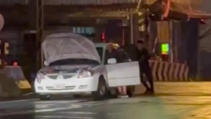 影/驚險片！宜蘭老翁車卡平交道 蘇澳海事學生翻牆推車神救援