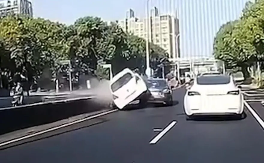 影/鬼切片！竹北黑車「方向燈閃兩下」　遭白車「騎上」路人嚇壞