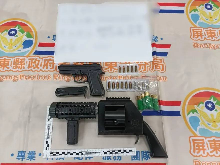 影/可怕火力！東港警查獲罕見「美式輪轉式霰彈槍」　2嫌栽了遭送辦