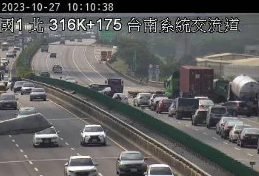 快訊/快改道！國1台南交流道嚴重事故　南向全車道一度中斷通行