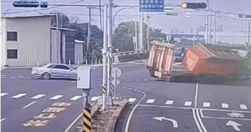 疑似轉彎過大　雲林拖板車碎木機砸落畫面曝光！