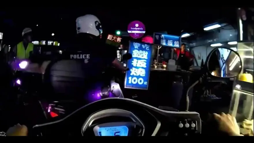 影／血氣方剛！17歲屁孩偷騎車險撞　竟掏玩具槍對峙亮刀男