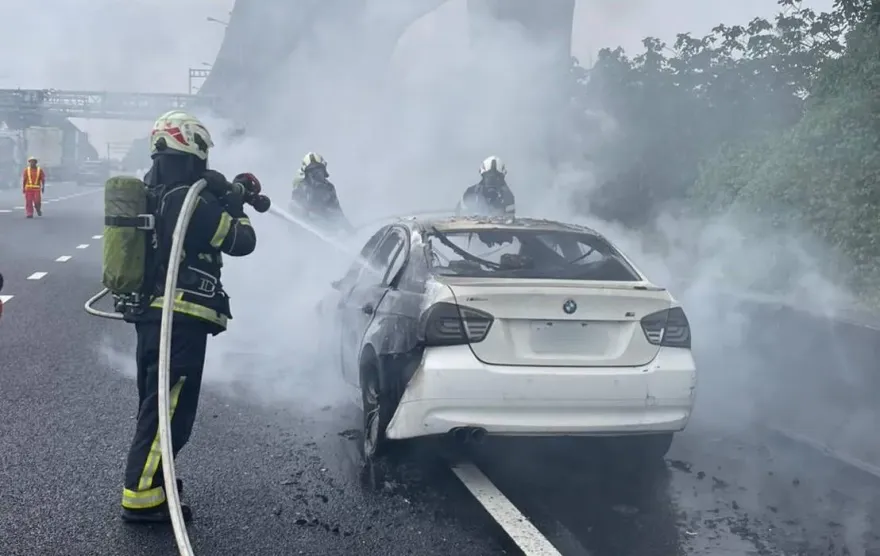 影/國1桃園內壢段火燒車！火舌吞車駕駛驚逃　回堵3公里