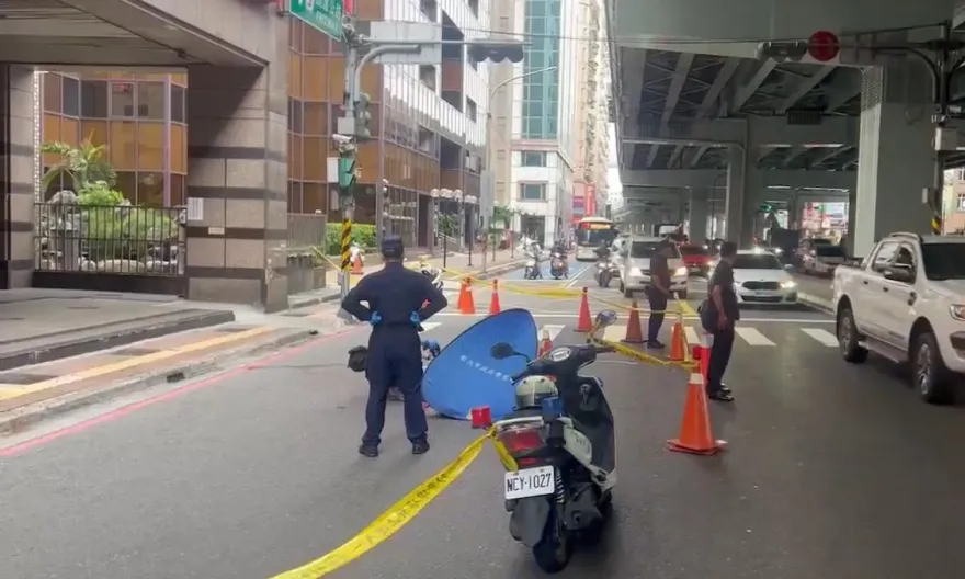 快訊/新北中和男子墜樓身亡　路過騎士嚇傻撞分隔島摔車