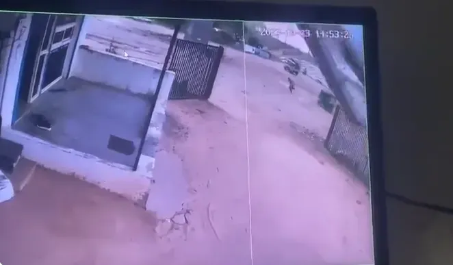影/恐怖4秒鐘！印度興建中高架橋突然倒塌　2車夫橋下休息慘被壓死