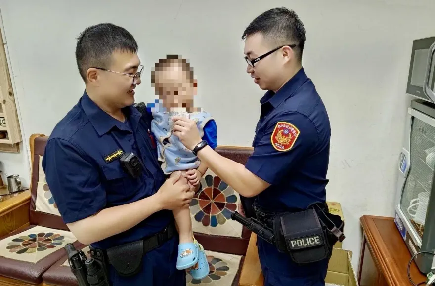 影/土城2歲男童走失找不到媽媽　波麗士大人化身奶爸細心照顧