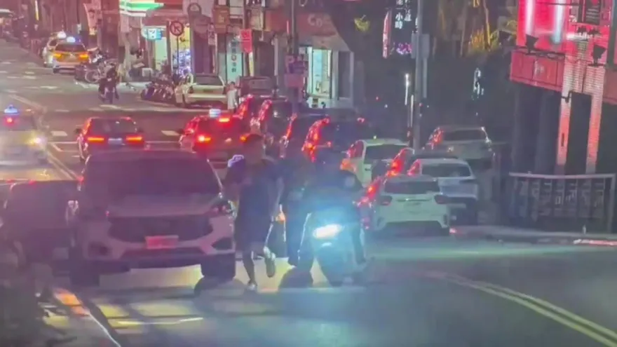 影/「警」追不捨！毒蟲跟警員比百米賽跑　跑輸遭逮起獲毒咖啡包