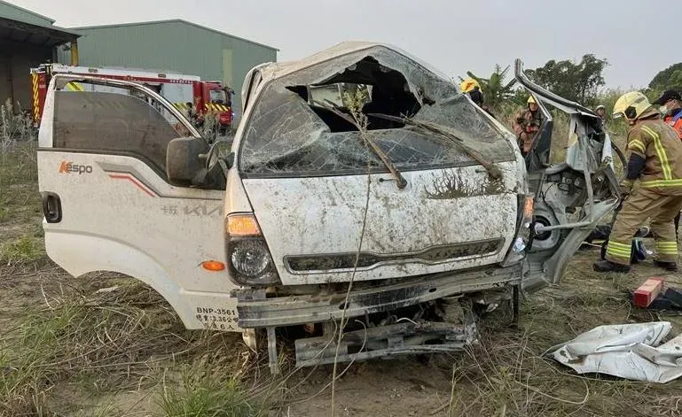 快訊/台南170線道貨車自撞　35歲駕駛「壓車底」命危送醫