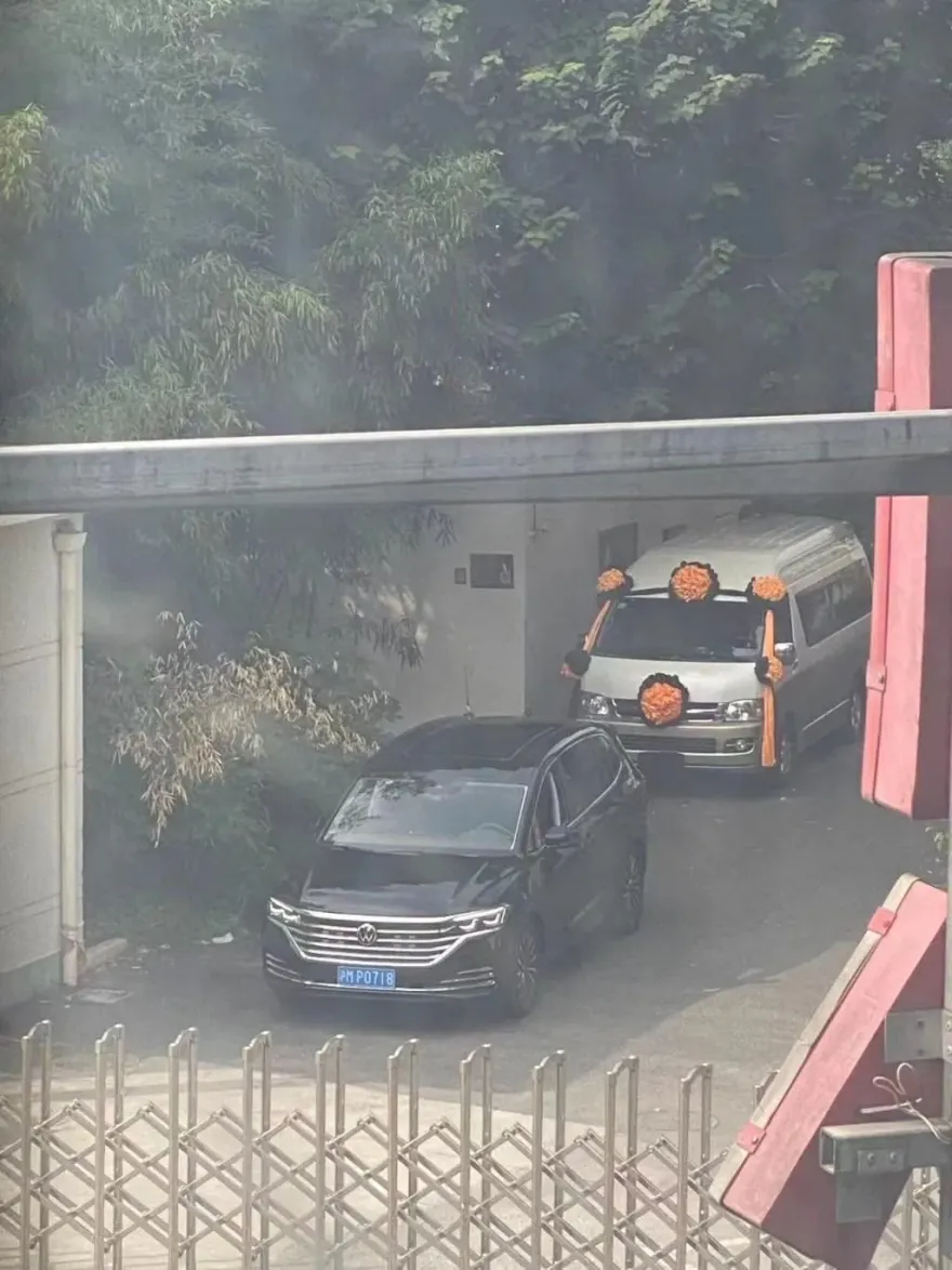 影/李克強逝世遺體傳已送至北京　民眾赴安徽故居外獻花悼念