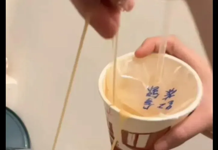 影/噁爆！點外送「紅茶拿鐵」竟是黏糊勾芡物　網：超像鼻涕…