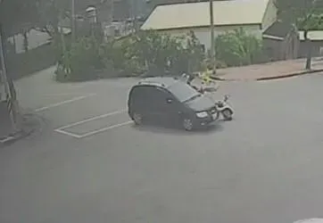 影/台中16歲少年無照載3女闖紅燈　撞飛雙載機車、6歲女童目睹父親慘死