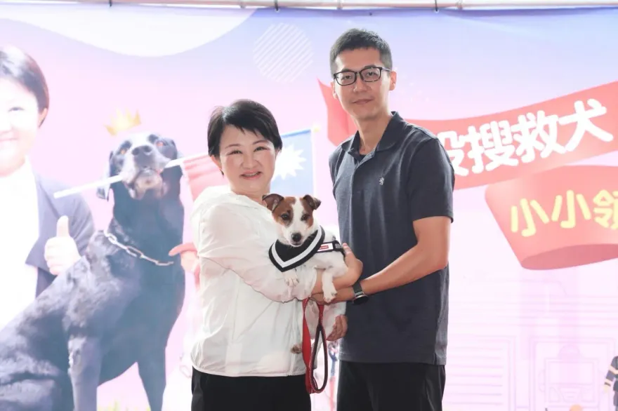 「打勾勾不能哭喔！」3退役搜救犬今畢業　盧秀燕一舉動3千人狂讚