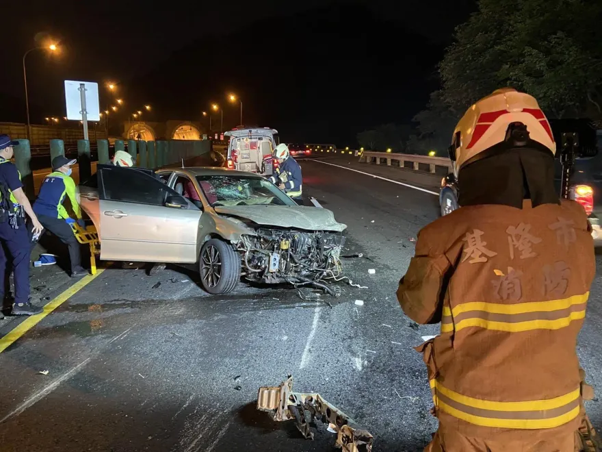 快訊/基隆62快速道路自撞　車頭全毀、駕駛受困送醫