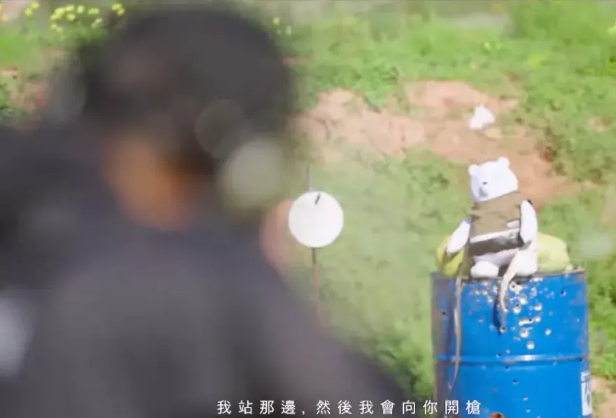 實境秀險出人命！導演無防護中彈噴血…「子彈卡肉裡」恐怖畫面曝光