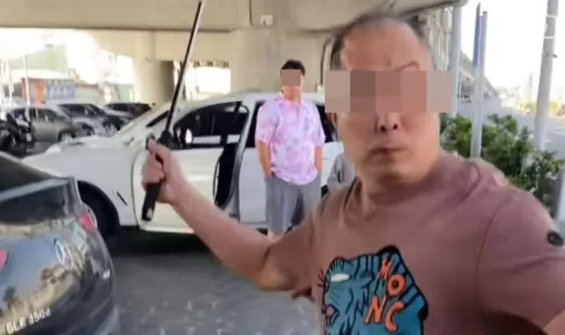影/台61口湖休息站暴力！友人違停被糾正　BMW男甩棍「伺候」騎士