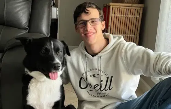 救命小英雄！17歲男孩睡夢中突中風　聰明狗狗衝上樓叫醒爸媽求救