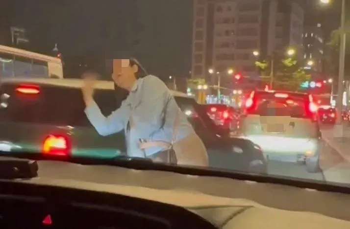 影/臉皮比牆厚！饒河夜市排隊停車「她肉身亂入」幫搶位　才罰500