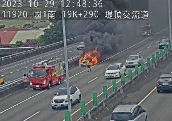 快訊/國1堤頂交流道火燒車竄濃煙！駕駛跳車逃命　狀況排除中