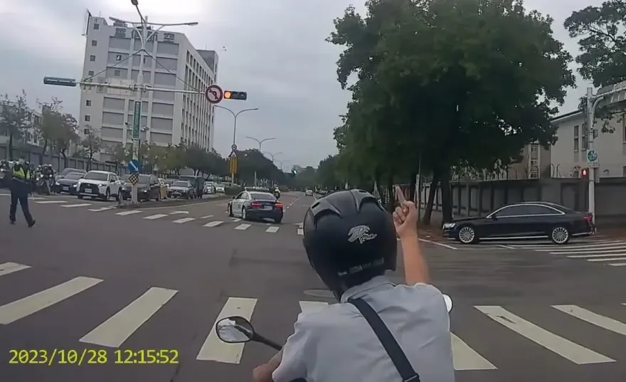 騎士不爽對蔡英文車隊怒比中指...竟遭員警狂吼盤查　總統府回應了