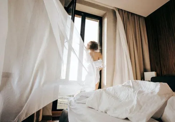 「親妳咪咪舒服不」！女房仲帶大老闆看房　夫見鹹濕對話索賠300萬