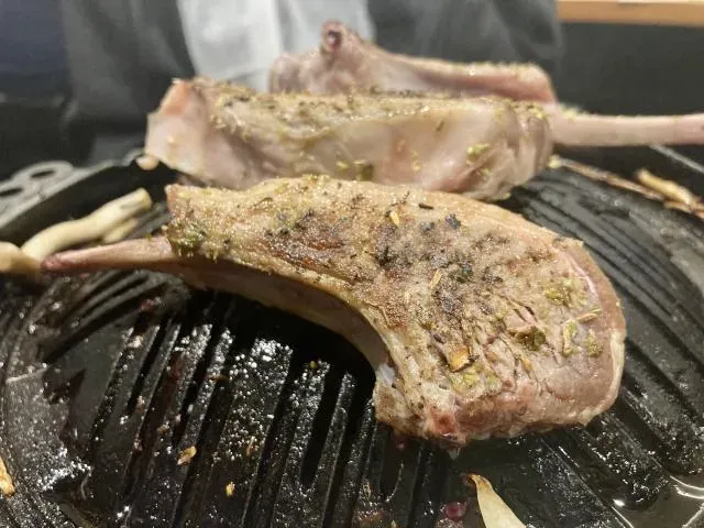 14歲少年吃「大量烤羊」上吐下瀉！竟是感染病毒已肝衰竭
