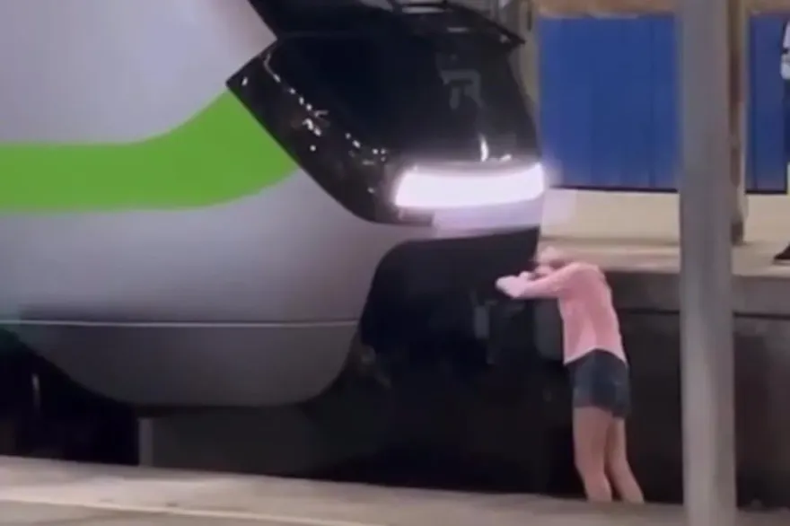 影/離譜！醉女情緒失控竟跳下月台　站軌道趴區間車頭「睡覺」