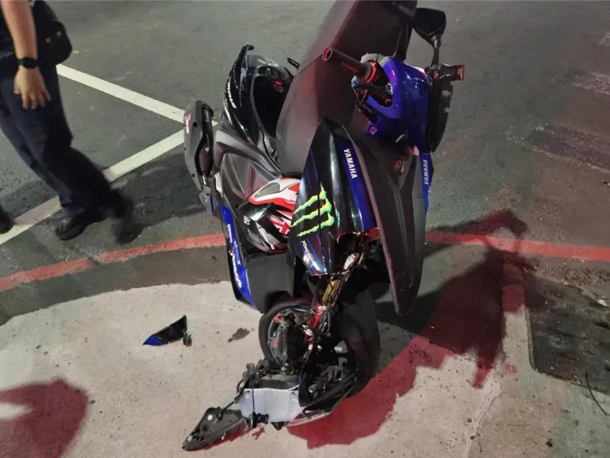 沒發現救護車！高雄騎士迎頭撞上噴飛　機車「輪框變形」超嚇人