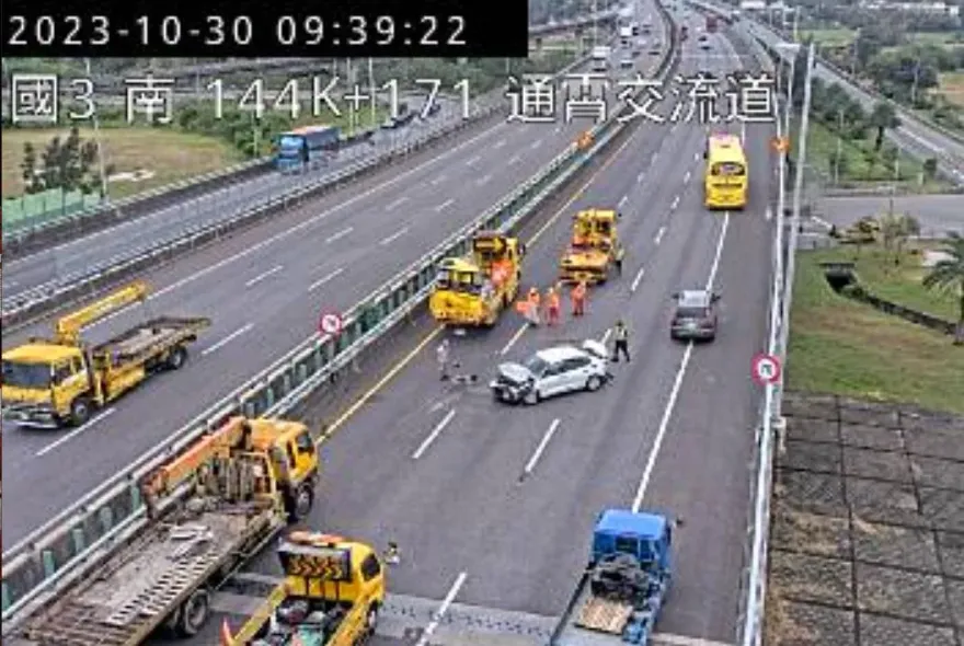 快訊/國3通霄段大、小車追撞緩撞車「車頭爛」　1人送醫