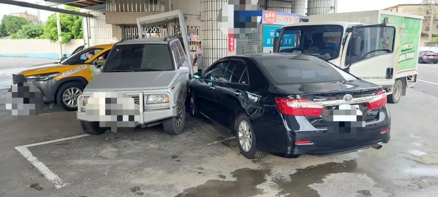 影/打盹闖禍！彰化黑車擊中加油站  「加油機傾倒、3車毀」阿公骨盤斷