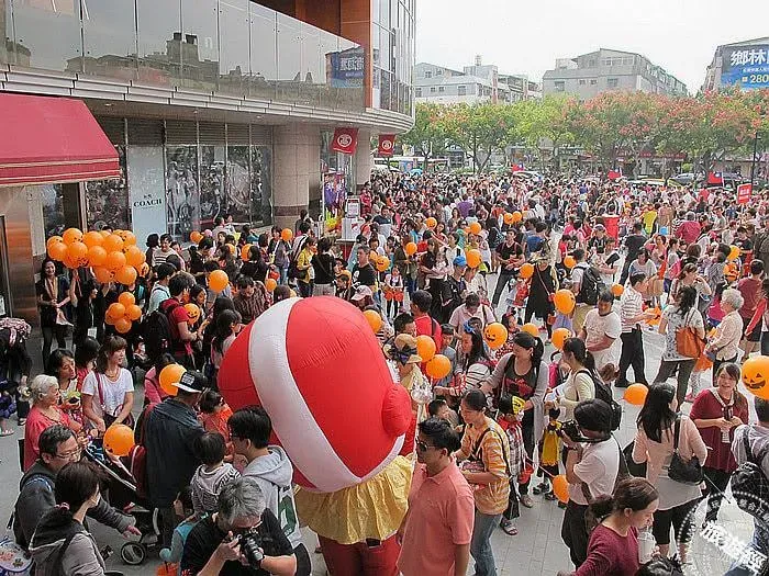 萬聖節塞爆！他感慨天母「為何沒捷運？」　在地人解答了