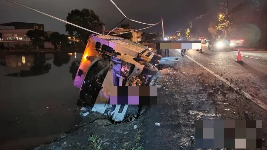 影/翻覆驚悚瞬間！宜蘭三星清潔隊回收車「撞電桿栽進田」釀1死2傷