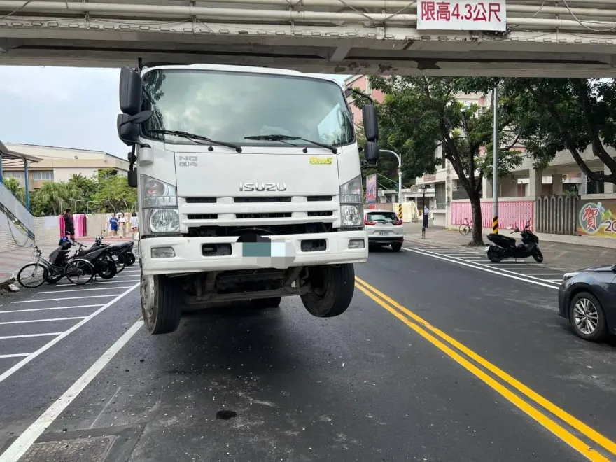 影/車斗未收直直駛！台南貨車卡住天橋「翹孤輪」騰空　駕駛恐罰6千