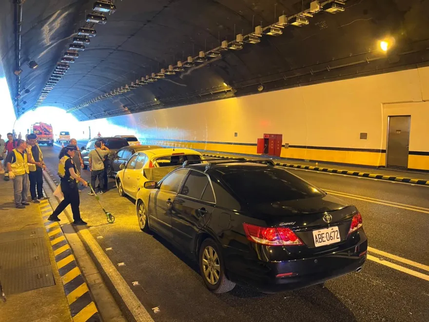 快訊/國3蘭潭隧道5車連環撞！最後一車「1大2小」受傷送醫