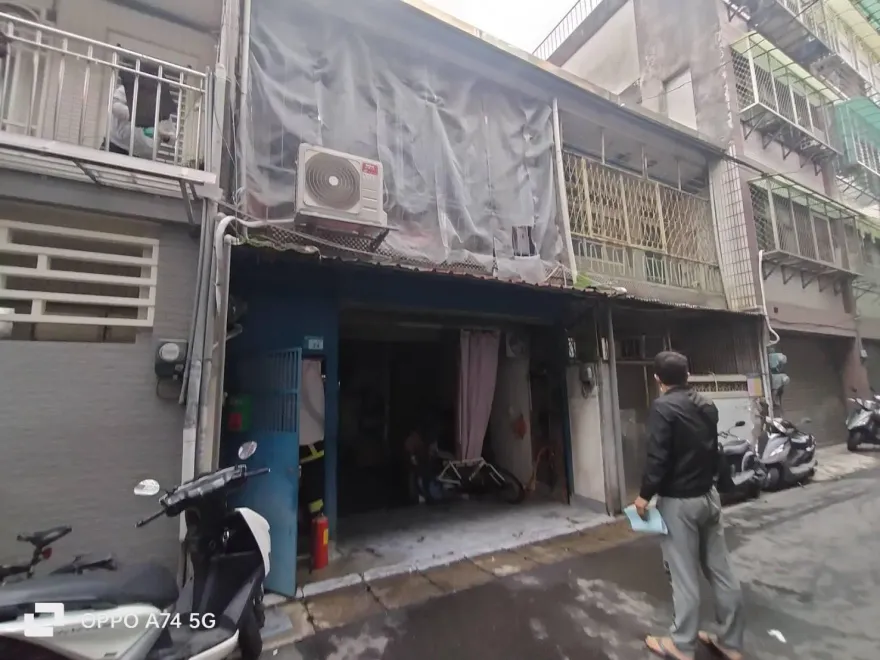影/新莊住宅烤麵包機自燃！母子驚慌逃生　68歲婦嗆傷送醫