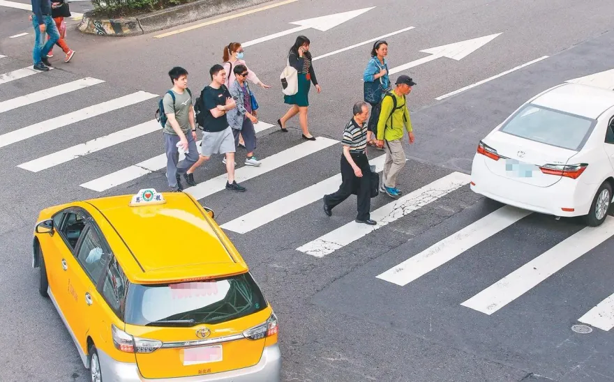 不解台人過馬路「先跑後走」號誌轉紅慢慢走　美網紅問號：過半有特權？