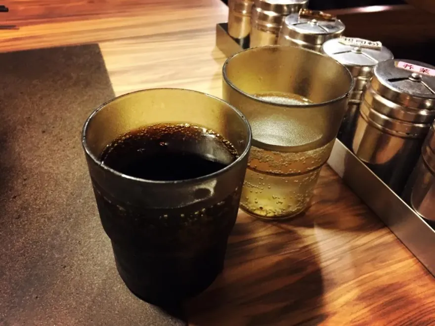 影/民眾用餐用濕紙巾擦塑膠杯　他揭開「不能說的秘密」好吃秘方