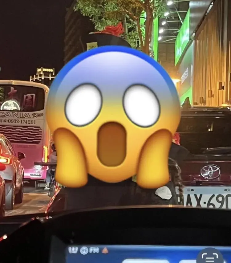 殭屍父女擋車前「死亡對視」！駕駛嚇得不敢動　網笑：搖鈴鐺就跟你走了