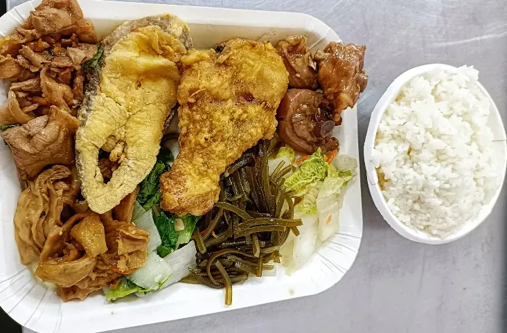 高雄超佛自助餐「4肉4菜只要60元」！老闆娘曝暖心原因： 讓工人吃得起