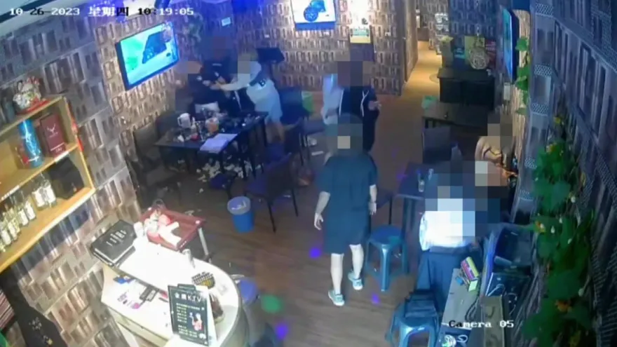 影/兄弟連喝8小時起口角　弟翻臉狂K親哥還持酒瓶追打