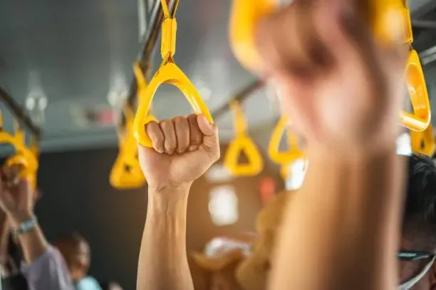 搭公車遭女「指甲狂抓」！妹子毀容...沒人幫　嘆：被打死沒人在乎