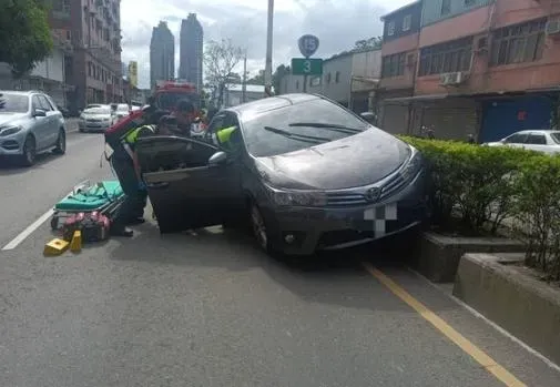 快訊/疑心臟病發！新北八里轎車自撞分隔島　駕駛昏迷送醫急救