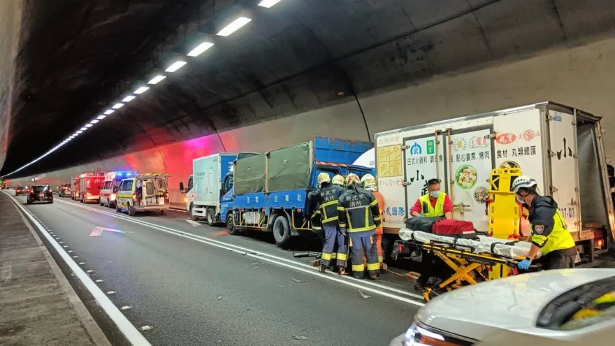 快訊/雪山隧道4車追撞！小貨車駕駛小腿骨折送醫　一度受困車內