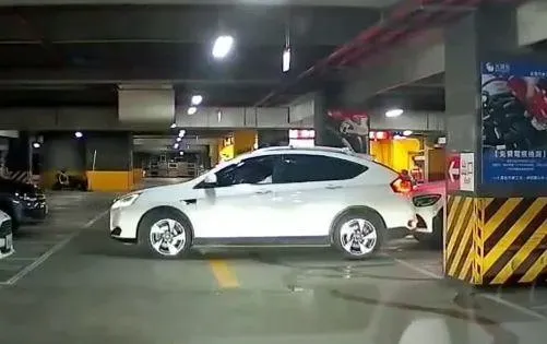 影/撞擊測試片！高雄三寶休旅車連2次「考驗」賓士鈑金　他笑翻：要跑掉了