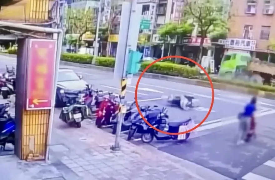 影/女子推寵物推車站路中　騎士剎車不及雷殘影片曝光